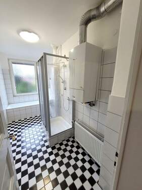 Tageslichtbad mit Dusche und Wanne - 4 Zimmer Etagenwohnung zur Miete in Mainz