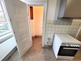 Küche mit kleiner Speisekammer - 
