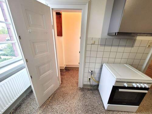 Küche mit kleiner Speisekammer - 