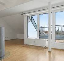 Wohnen über den Dächern - 1996 ausgebaute Dachgeschosswohnung mit Kamin, Loggia und Weitblick - Nürnberg Schweinau