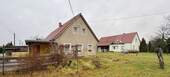 altes Nebenhaus mit Sicht auf Haupthaus - 