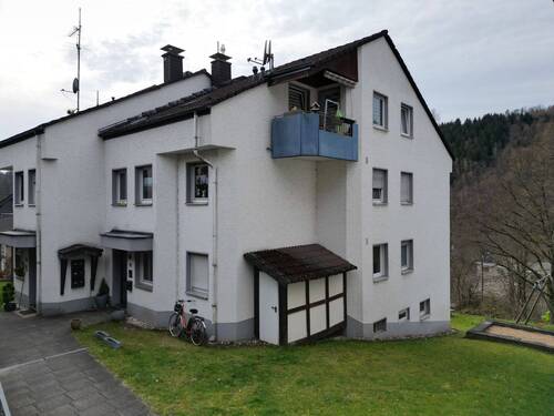 Ansicht vom Wohnhaus - Charmante Eigentumswohnung mit großzügigem Balkon in Höhenlage von Gummersbach