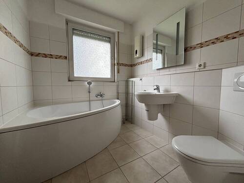 Teilansicht vom Badezimmer - 