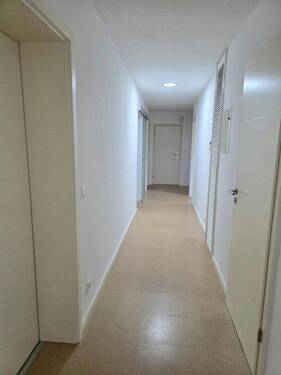 Flur, Blick zum Ausgang - 