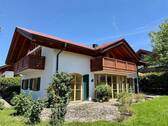 Ansicht Süd-West mit Rosenterrasse - 7 Zimmer Mehrfamilienhaus, Wohnhaus in Uffing a. Staffelsee