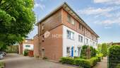 Außenansicht 1 - Endreihenhaus, 5 Zimmer mit Kamin, Dachterrasse, Garten und Stellplatz...