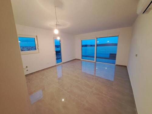 Modernes Wohnzimmer mit Terrasse - 