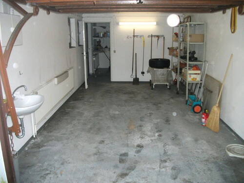 Garage mit Geräteraum - 
