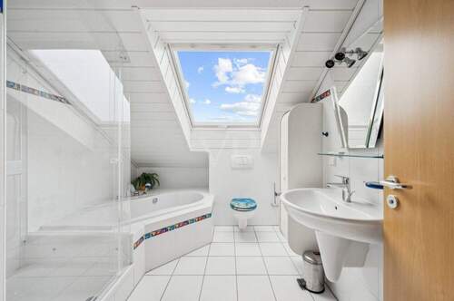 helles Badezimmer im Dachgeschoß - 