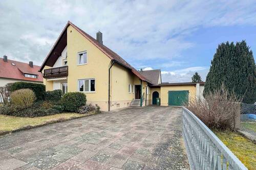 Einfahrt - Charmantes Einfamilienhaus mit großem Garten und Gestaltungspotenzial in Sünching