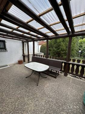 Terrasse beim Eingang - 6 Zimmer Doppelhaushälfte zum Kaufen in Gundelsheim