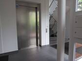 Treppenhaus mit Fahrstuhl - 