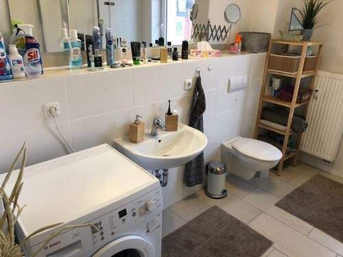 Bad mit Wanne und Fenster - 