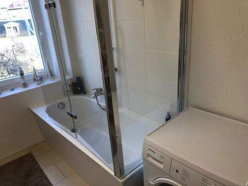 Bad mit Wanne und Fenster - 