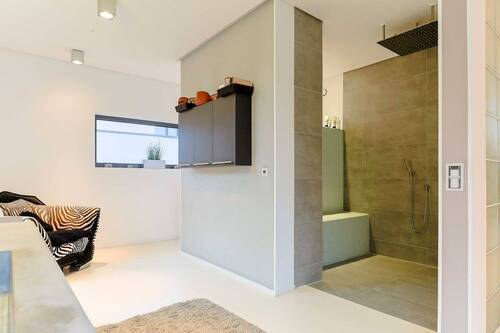 Duschbad mit Regendusche - 