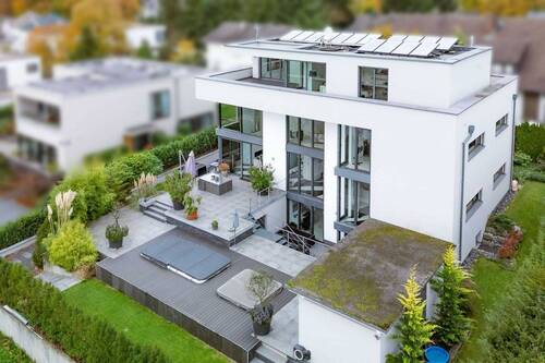 Grundstücksansicht mit Terrasse und Pool und Whirlpool - 6 Zimmer Einfamilienhaus zum Kaufen in Dreieich