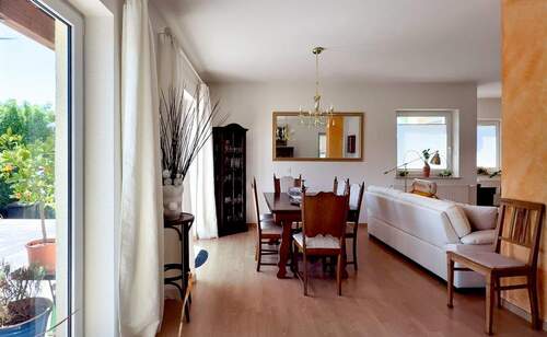 Essbereich mit Zugang zur Terrasse - 