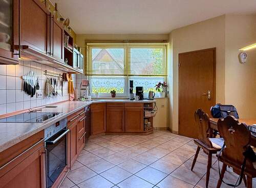 Küche mit Essplatz & Speisekammer - 