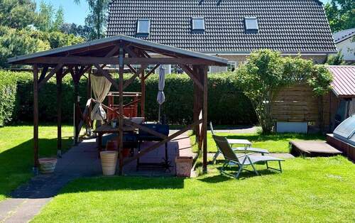 Überdachter Grillbereich - Großzügiges Haus mit Einliegerwohnung, Garten und Pool in ruhiger Lage von Karow
