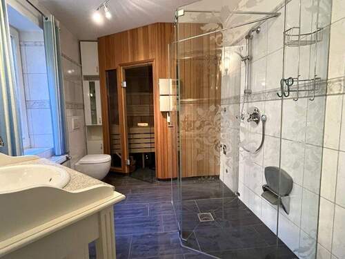 Badezimmer mit Sauna - 