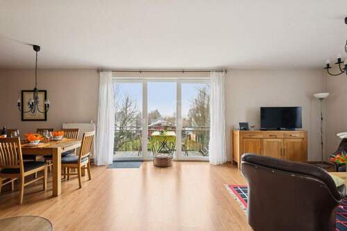 Wohnbereich mit Balkon - 5 Zimmer Einfamilienhaus in Alzey / Weinheim