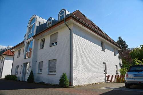 Seitenansicht Haus - GT-Kattenstroth 3 Zimmer-Wohnung mit Balkon und Tiefgarage in ruhiger und zentraler Lage