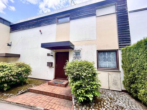 Vorderansicht des Hauses - München-Solln: Schönes Reihenhaus mit 5 Zimmern und sonniger Terrasse