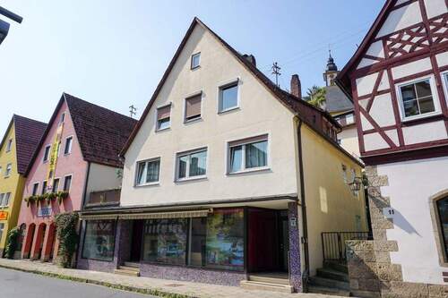 Ansicht - 5 Zimmer Mehrfamilienhaus, Wohnhaus zum Kaufen in Waischenfeld