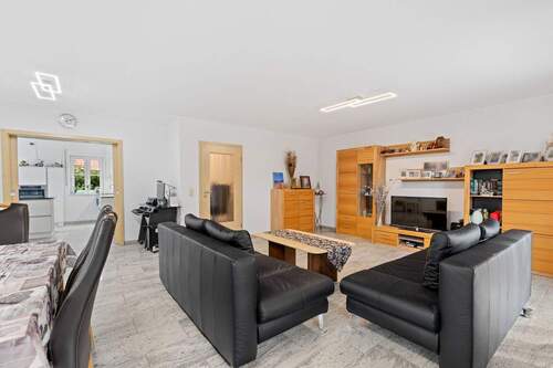 Wohnbereich mit Blick Richtung Küche - 