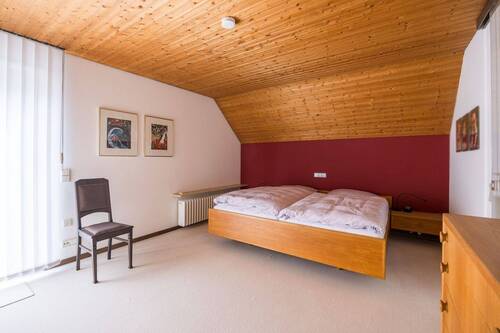 Das Elternschlafzimmer überzeugt durch einen Einbauschrank und den angrenzenden Balkon. - 