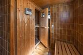 Die Sauna verfügt über Dusche und WC. - 