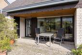 Auf der überdachten Terrasse mit zusätzlicher Markise lässt es sich entspannen. - 