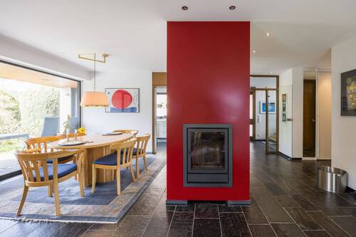 Ein stilvoll integrierter Kamin sorgt im Winter für wohlige Wärme. - Einfamilienhaus mit 144,60 m&sup2; in Bielefeld zum Kaufen
