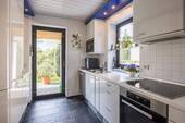 Die separate Küche grenzt an den Essbereich und hat Zuritt zur Terrasse. - 