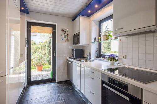 Die separate Küche grenzt an den Essbereich und hat Zuritt zur Terrasse. - 