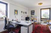 Das großzügige Arbeitszimmer bietet sich als Homeoffice an. - 