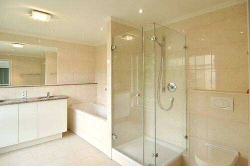 Dusch- und Wannenbad - Einfamilienhaus mit 220,00 m&sup2; in Düsseldorf zur Miete