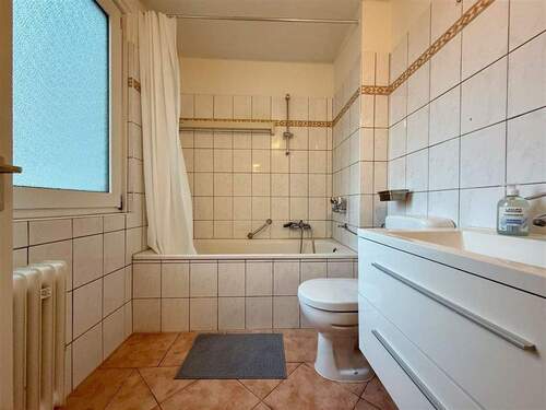 Wannenbad mit Fenster - 