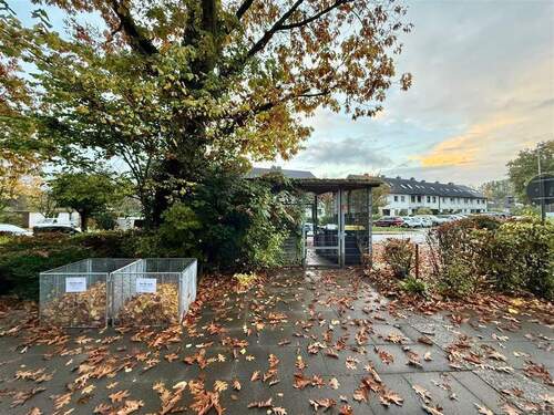 Müllplatz vorne am Haus - 