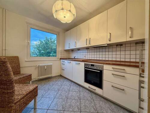 Küche mit Fenster und Einbauküche - 