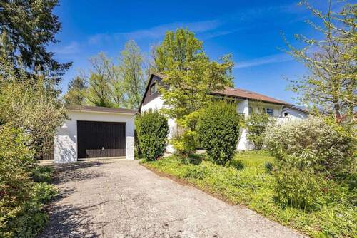 Einfahrt und Garage - 6 Zimmer Doppelhaushälfte in Hohenbrunn