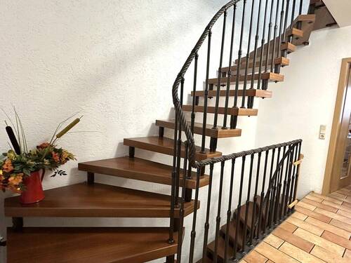 Treppe rauf in das Obergeschoss - 