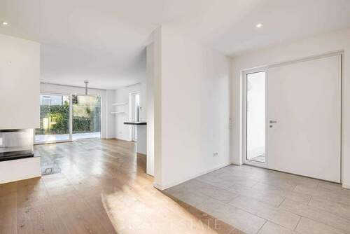 Eingangsbereich - 8 Zimmer Doppelhaushälfte in München