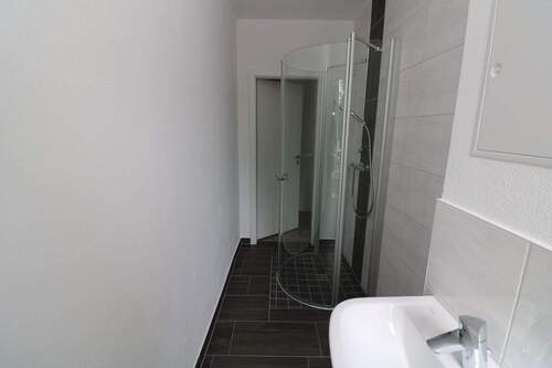 Beispiel Bad mit Dusche - 2 Zimmer Etagenwohnung zur Miete in Freiberg