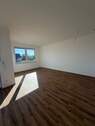 Bild 1 - ERSTBEZUG! 4-Zimmer-Neubau mit Balkon- KfW-40 QNG, Fußbodenheizung & Top - Grundriss
