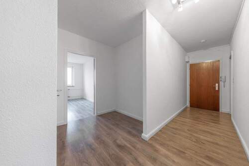 Geräumiger Flur - 4 Zimmer Etagenwohnung in Reinbek