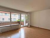 Großzügiges Wohnzimmer mit Ausgang zum Balkon - 2 Zimmer Etagenwohnung zum Kaufen in Göttingen