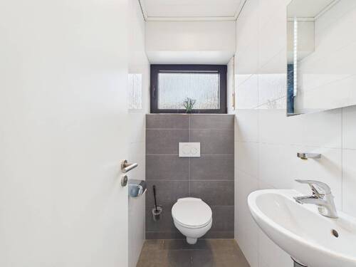 ... einem separatem Gäste-WC ... - 