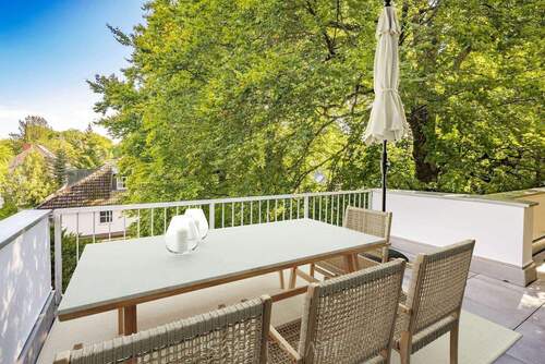 Digitale Wohnidee Dachterrassse - Toplage am Isarhochufer: Lichterfüllte, renovierte 2-Zimmer-Wohnung mit Dachterrasse