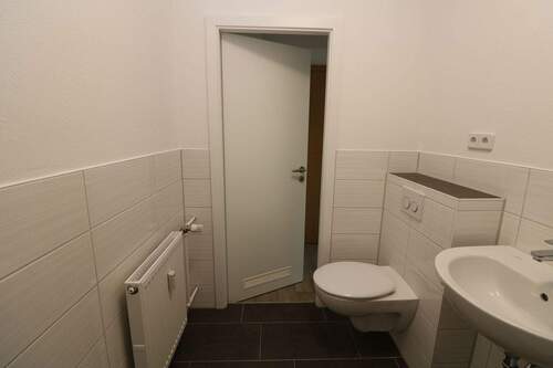 Beispiel Bad mit Dusche - 2 Zimmer Etagenwohnung zur Miete in Freiberg